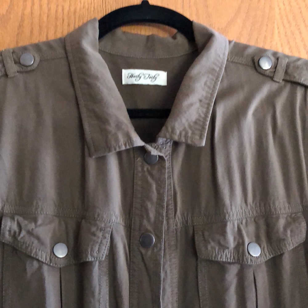 Button up top - Picture 3 of 3